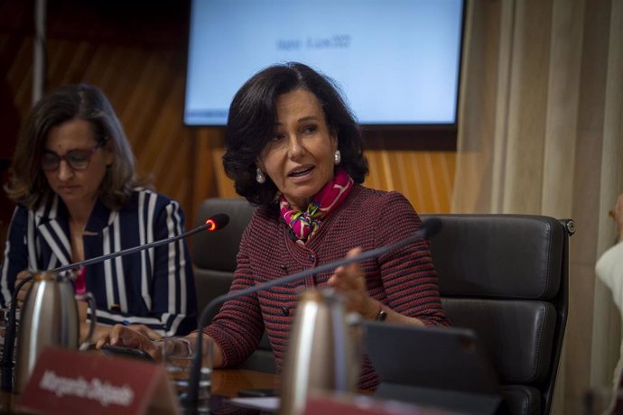 Archivo - La presidenta del Banco Santander, Ana Patricia Botín, participa en la mesa redonda The future is here: challenges to banking business models ('El futuro ya está aquí: retos para los modelos de negocio bancario'), en la sede del Banco de Esp