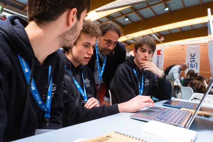 Archivo - Profesor y alumnos en la final nacional del programa educativo Young Business Talents