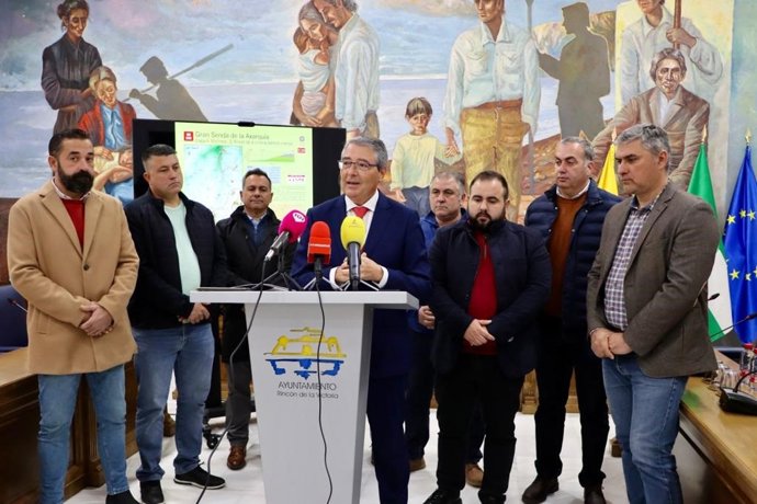 El presidente de la Diputación y alcalde de Rincón de la Victoria, Francisco Salado, en la presentación de La Gran Senda de La Axarquía junto a alcaldes de la comarca.