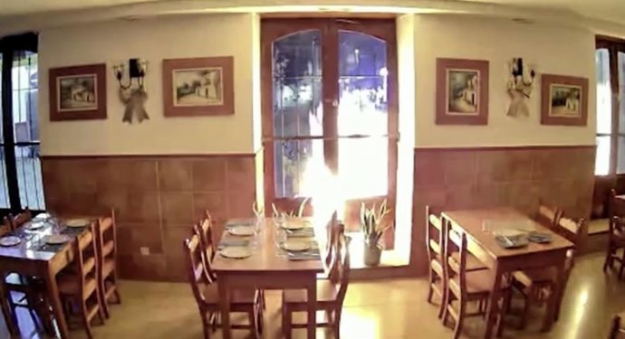 Momento en el que se produce uno de los incendios intencionados en el restaurante perjudicado de San Mateo, captado por las cámaras de seguridad