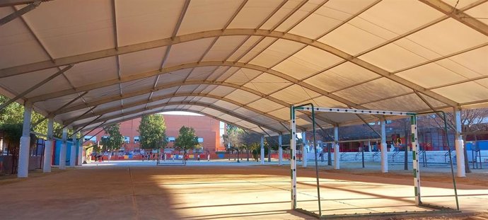 Una de las pistas deportivas del Ángel Ganivet cubierta por la Junta de Andalucía.