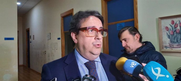 El vicepresidente segundo y consejero de Sanidad, José María Vergeles, en declaraciones a los medios en Badajoz