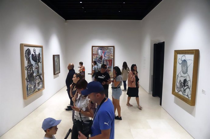 Archivo - Decenas de turistas visitan el Museo Picasso de Málaga, donde la pinacoteca celebra su 19 Aniversario de apertura de dicho museo con unas jornadas de puertas abiertas, a 27 de octubre de 2022 en Málaga (Andalucía, España). El Museo Picasso es