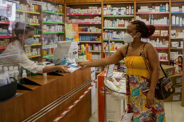 Archivo - Uso de mascarilla en farmacias, archivo 