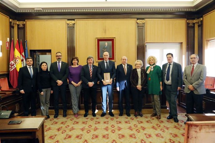 El alcalde de León, José Antonio Diez, junto con los miembros de la junta directiva de la Cofradía del Pendón de San Isidoro.