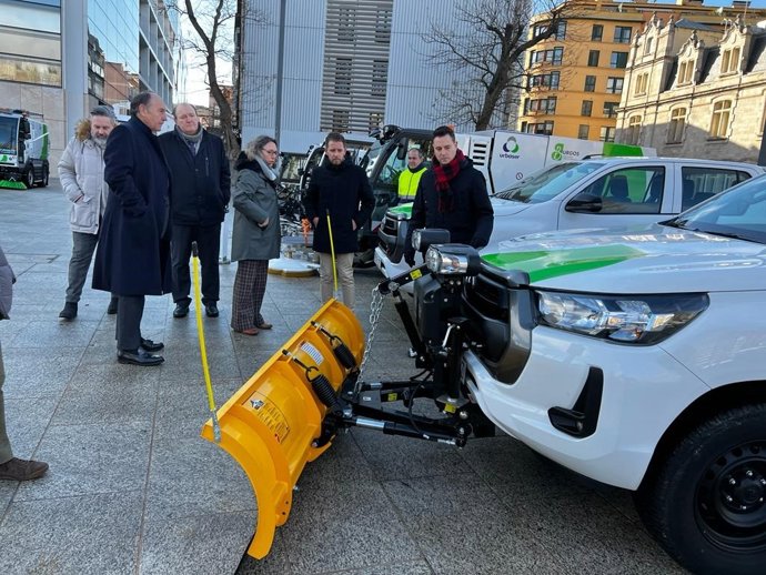 El alcalde de Burgos, Daniel de la Rosa, junto a los nuevos vehículos de limpieza.