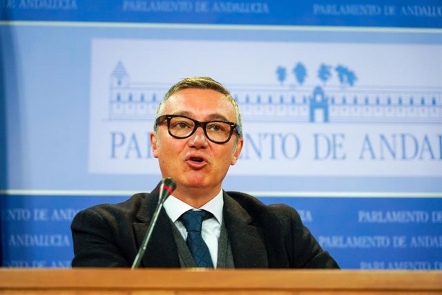 Manuel Gavira, del grupo parlamentario de Vox en el parlamento de andalucía, en la rueda de prensa de representantes de los grupos parlamentarios previas al Pleno de la Cámara a 08 de febrero del 2023 en Sevilla (Andalucía, España)