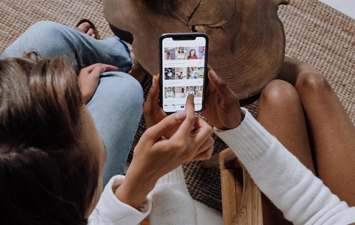 Dos usuarias visualizando la interfaz de TikTok