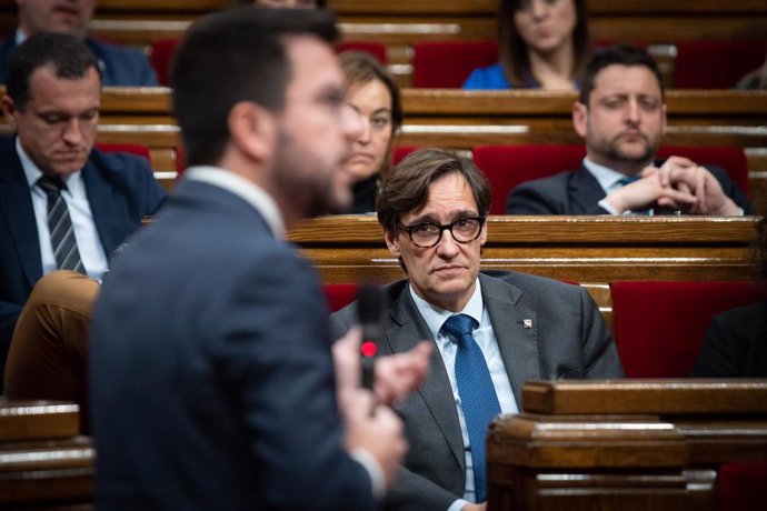 El presidente de la Generalitat, Pere Aragons, y el primer secretario del PSC, Salvador Illa, en la sesión del control de este miércoles en el Parlament.