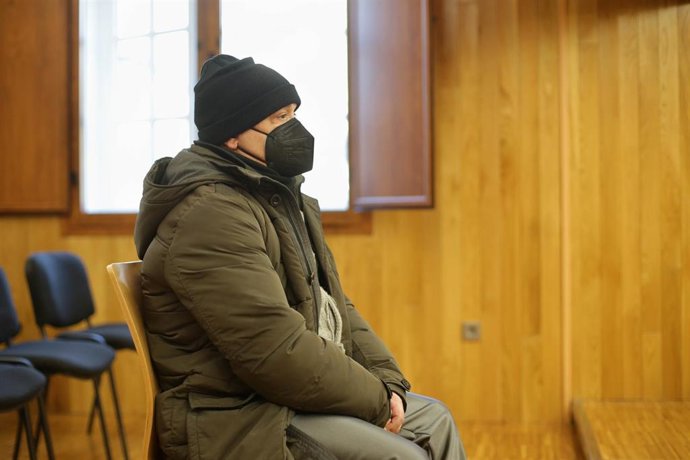 El acusado Manuel Juan Vilariño sentado en un banquillo durante un juicio por doble el crimen de O Ceao, en la Audiencia Provincial de Lugo, a 6 de febrero de 2023, en Lugo, Galicia (España).
