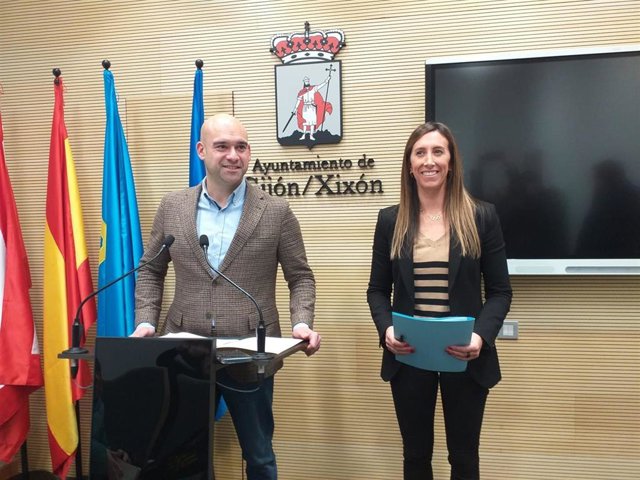 La portavoz del Grupo Municipal Popular en el Ayuntamiento de Gijón, Ángela Pumariega, y el portavoz de Foro Asturias en Gijón, Jesús Martínez Salvador,  en rueda de prensa en el Consistorio gijonés