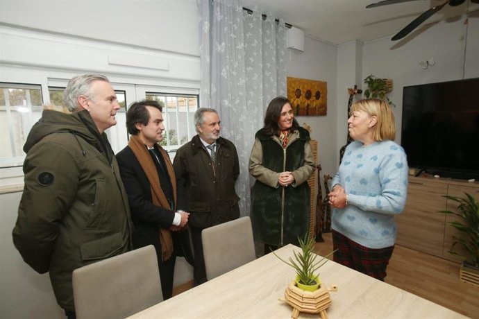 El viceconsejero de Fomento, Articulación del Territorio y Vivienda, Mario Muñoz-Atanet, segundo por la izquierda, en una de las viviendas arregladas en San Jerónimo.