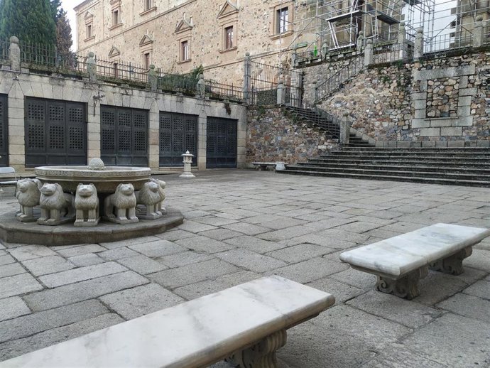 Archivo - Réplica de la Fuente de los Leones que se colocó en Cáceres para el rodaje de la primera temporada de La Casa del Dragón