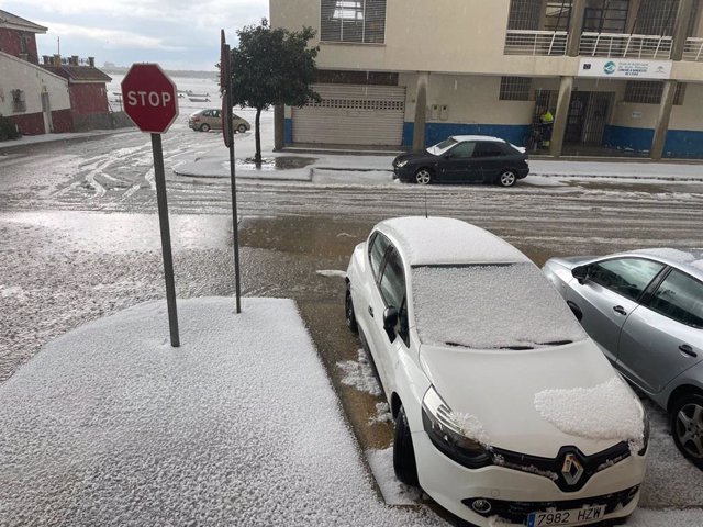 Calles y coches de Sanlúcar de Barrameda (Cádiz) con granizo tras el temporal del martes