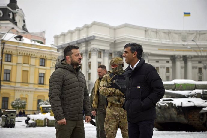 Archivo - FILED - 19 November 2022, Ukraine, Kiev: UK Prime Minister Rishi Sunak (R)speaks with Ukrainian President Volodymyr Zelensky as they look at destroyed Russian military vehicles in Kiev. Prime Minister Rishi Sunak has reportedly agreed to prov