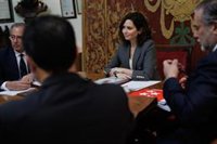 Ayuso pondrá en marcha un servicio de atención a familias en residencias que canalizará quejas y mediará en conflictos