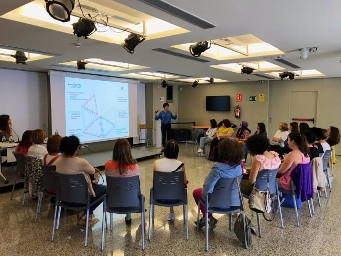 Mentores del programa Inspira STEAM en una sesión de sensibilización y orientación sobre las profesiones científicotecnológicas.