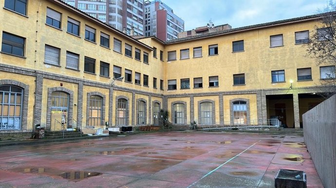 El edificio municipal IES 'Luis Buñuel'  desalojado en la madrugada de este miércoles 8 de febrero