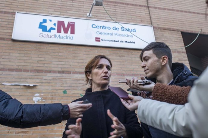 La portavoz de Más Madrid en la Asamblea y candidata a la Presidencia regional, Mónica García, y el diputado y portavoz de la campaña de Más Madrid en el Ayuntamiento, Eduardo Fernández Rubiño, en el centro de salud de General Ricardos