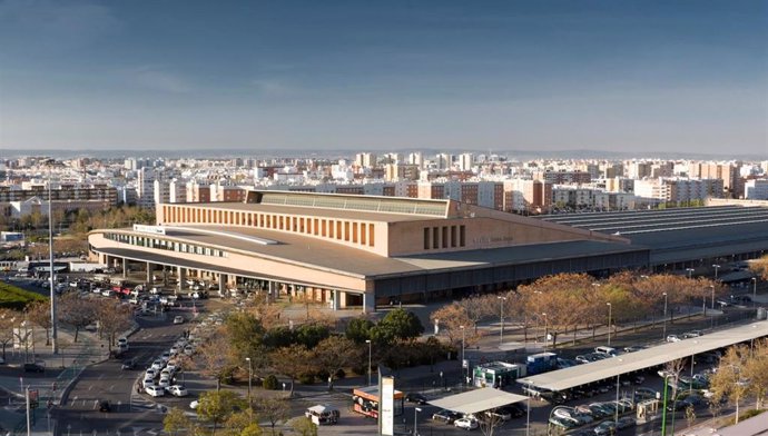 Archivo - Vista aérea de la estación ferroviaria de Santa Justa.