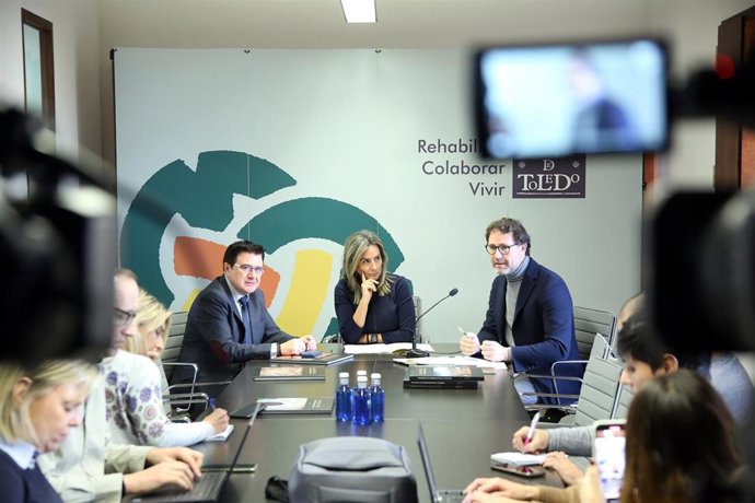 La alcaldesa de Toledo y el gerente del Consorcio en rueda de prensa.