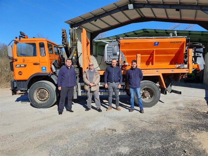 Representantes de la Diputación de León ante el esparcidor de sal adquirido para la estación de San Isidro.