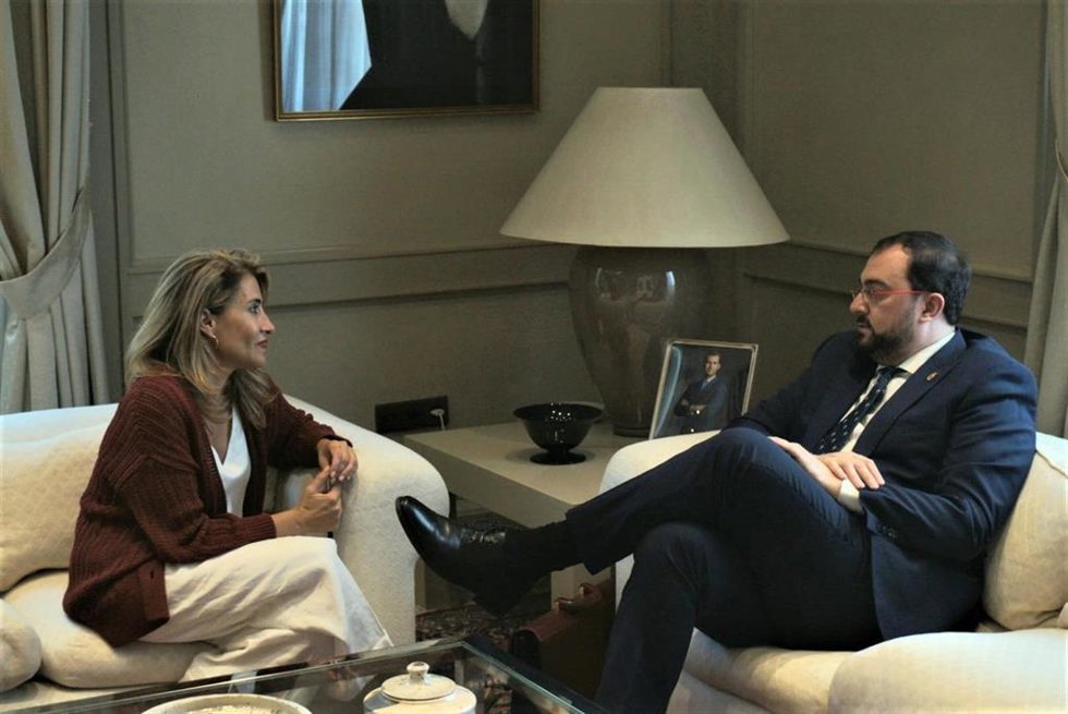 Archivo - El presidente del Principado, Adrián Barbón, se reúne en Madrid con la ministra de Transporte, Raquel Sánchez