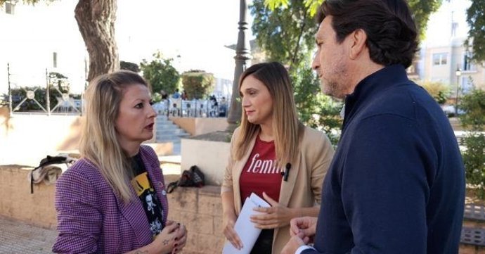 La secretaria de Política Municipal del PSOE de Huelva, Maite Rodríguez (izquierda), junto a parlamentarios por el PSOE de Huelva.
