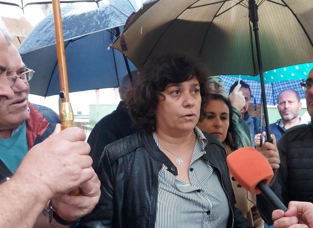 Carmen Álvarez atiende a la prensa en Sanlúcar.