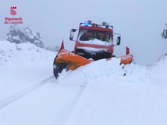 Bomberos trabajando en la limpieza de vías