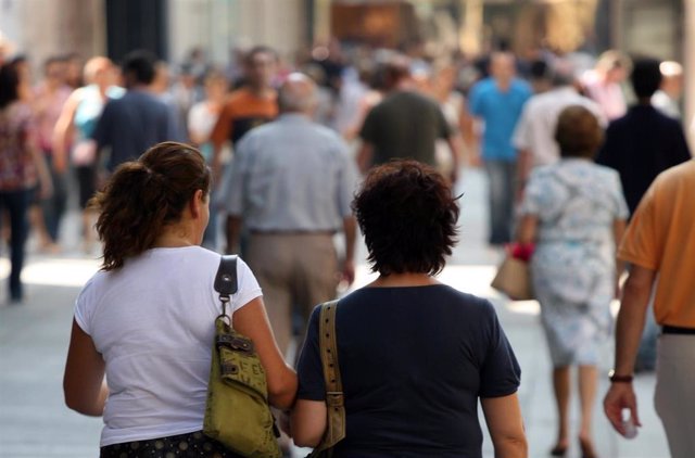 Archivo - Fotos recurso de gente paseando en calles de Andalucía.