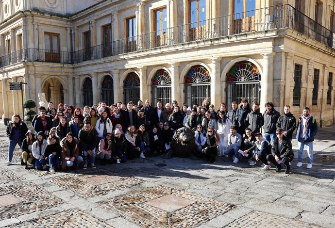 El alcalde de León, José Antonio Diez, en la foto de familia con los estudiantes Erasmus tras la recepción.