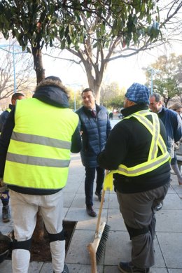 El alcalde de Córdoba, José María Bellido, saluda a trabajadores del plan Joven Ahora.