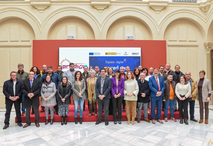 La secretaria de Estado de Telecomunicaciones e Infraestructuras Digitales, María González, reunida con el presidente de la Diputación de Ciudad Real, José Manuel Caballero, y alcaldes y alcaldesas de la provincia