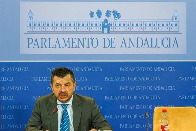 El portavoz parlamentario del PP-A , Toni Martín, este miércoles en la rueda de prensa.