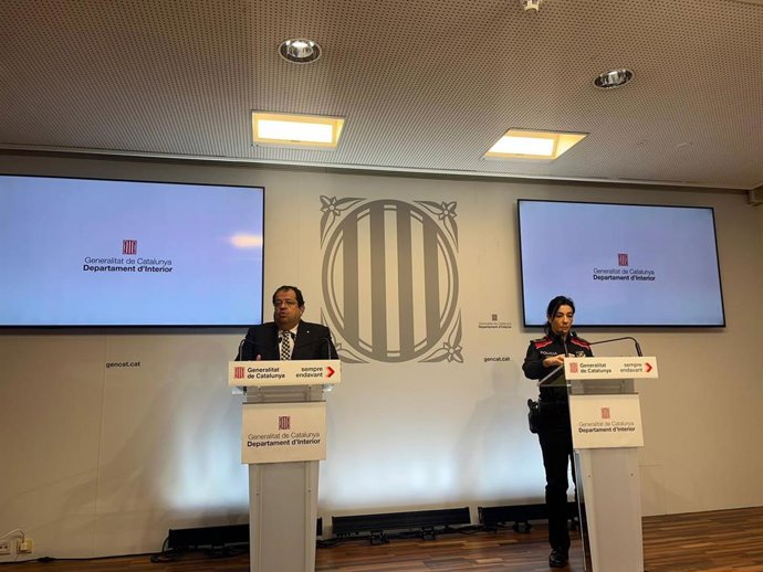 Imagen del conseller de Interior, Joan Ignasi Elena, y la portavoz de los Mossos d'Esquadra, Montserrat Escudé