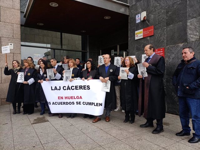 Los letrados de la Administración de Justicia se concentran en Cáceres para pedir mejoras laborales