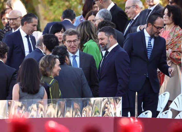 Archivo - El presidente del PP, Alberto Núñez Feijóo. y el líder de Vox, Santiago Abascal, durante el acto solemne de homenaje a la bandera nacional y desfile militar en el Día de la Hispanidad, a 12 de octubre de 2022, en Madrid (España). 