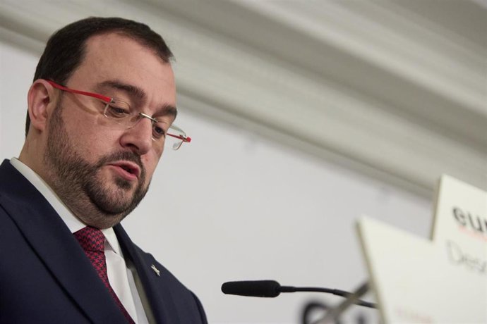 El presidente de Asturias, Adrián Barbón, interviene durante un desayuno informativo de Europa Press, en el Hotel Rosewood Villa Magna, a 30 de enero de 2023, en Madrid (España).