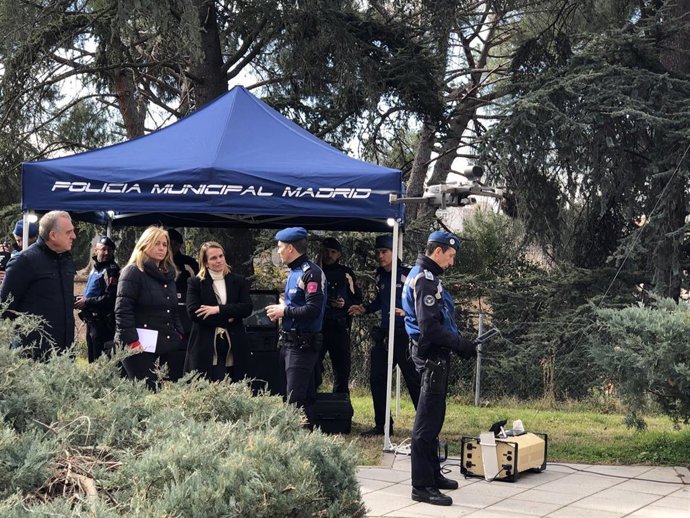 Inmaculada Sanz observa el vuelo de uno de los drones durante su visita a la Sección de Apoyo Aéreo de la Policía Municipal de Madrid.