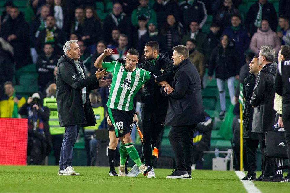 Luiz Felipe abandona enfadado el terreno de juego del Benito Villamarín tras ser expulsado ante el Celta