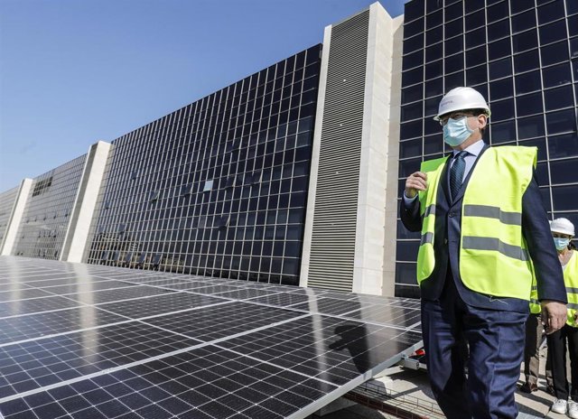 Archivo - El presidente de la Generalitat, Ximo Puig, en una imagen de archivo con placas solares