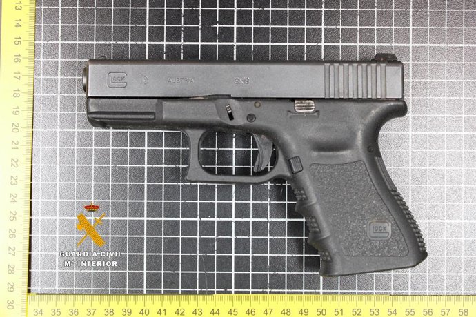 Detenido en Ceuta al intentar embarcar hacia Algeciras con una pistola y 30 balas escondidas en una moto