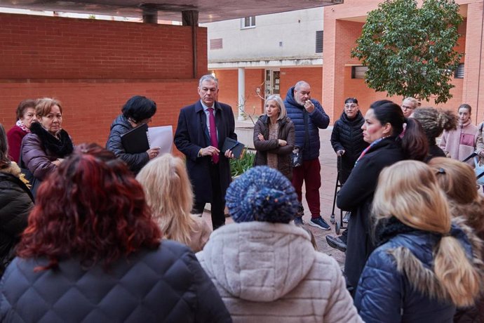 José Luis Sanz se reúne con vecinos de la promoción de viviendas de Cross Pirotecnia.