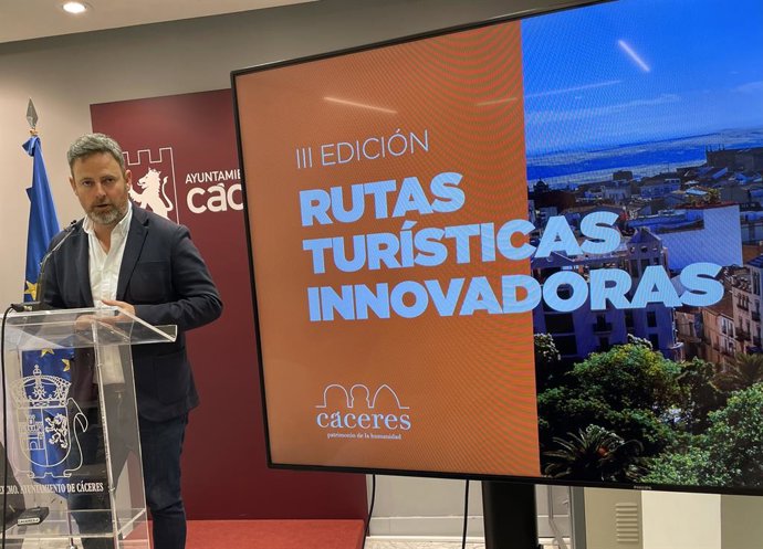 El concejal de Turismo, Jorge Villar, presenta la tercera edición de las Rutas Turísticas Innovadoras de Cáceres