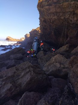 Vehículo caído en la costa de Liencres el que viajaba la muier herida