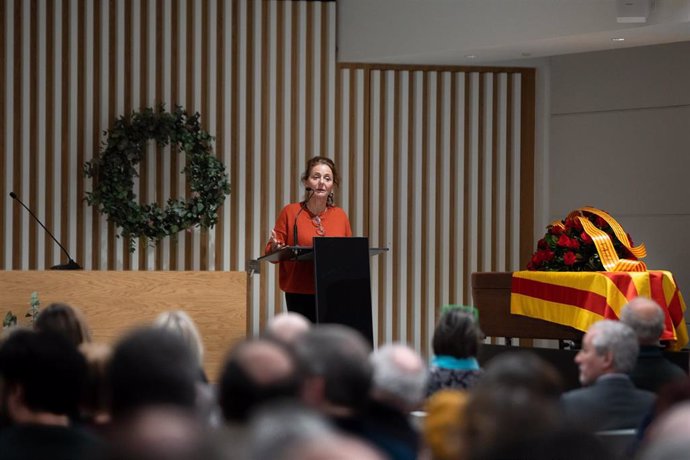 La editora y fundadora junto a Josep Maria Espins de La Campana, Isabel Martí, conduce el funeral del periodista y escritor catalán en el Tanatorio Sancho de Ávila de Barcelona