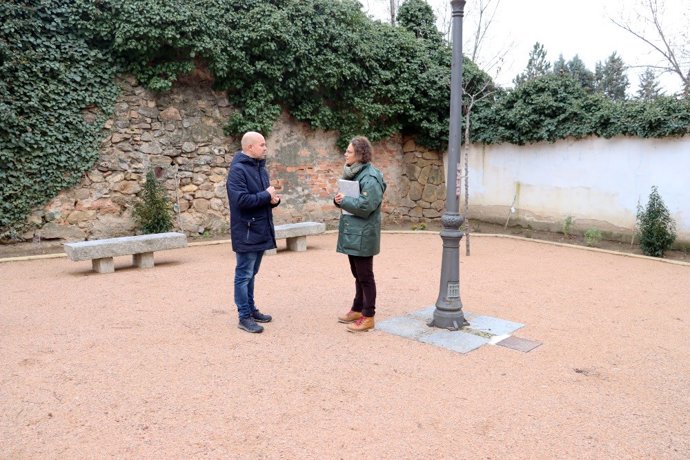 Ángel Galindo visita las obras realizadas en los jardines de Coronel Rexach.