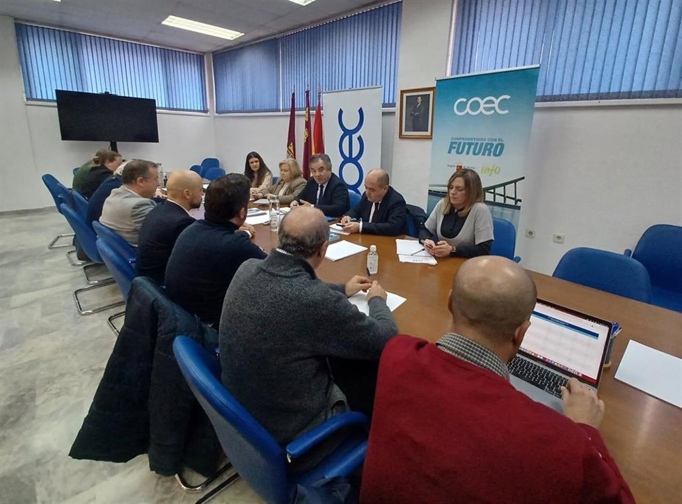 El consejero de Medio Ambiente, Mar Menor, Universidades e Investigación, Juan María Vázquez, participa durante la Comisión de Trabajo de Turismo y Mar Menor de la Confederación de Organizaciones Empresariales de Cartagena (COEC).