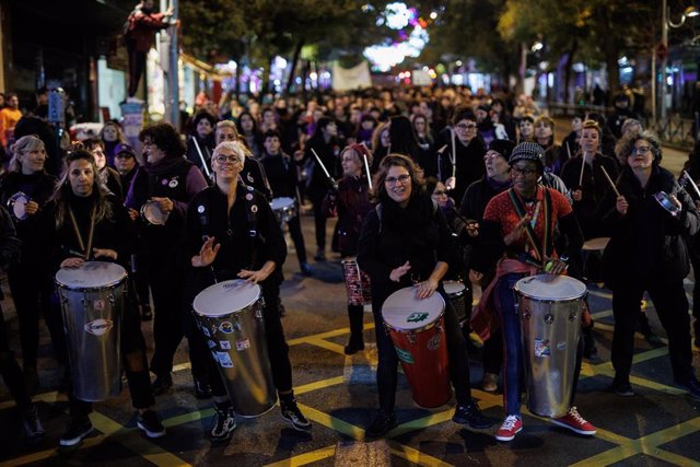 Archivo - Varias mujeres durante una manifestación contra las violencias machistas en el distrito de Vallecas, a 25 de noviembre de 2022